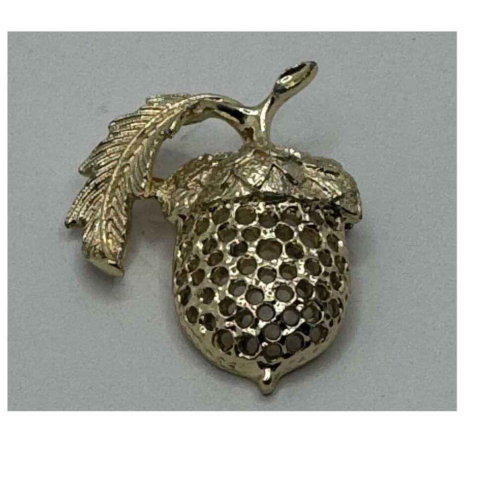 Sarah Coventry Vintage signed gold tone acorn brooch pin cottage 1970's
